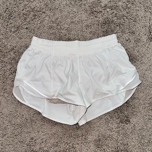 Lululemon White Hotty Hot Shorts 2.5”
